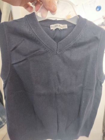 #kytie4ansgarcon. Pull sans manche col V taille 4 ans