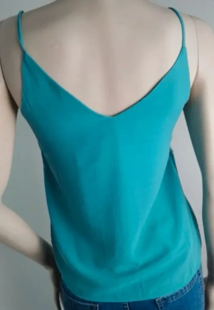 Top bretelles marque Ikoone & Bianka taille M encolure style dentelle neuf avec étiquette - photo numéro 4