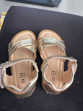 Sandalettes dorées 23