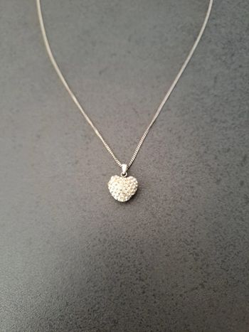 Collier avec pendentif cœur bombé blanc strass 1.3 cm