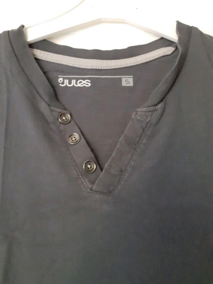 Tee-shirt encolure V avec boutons