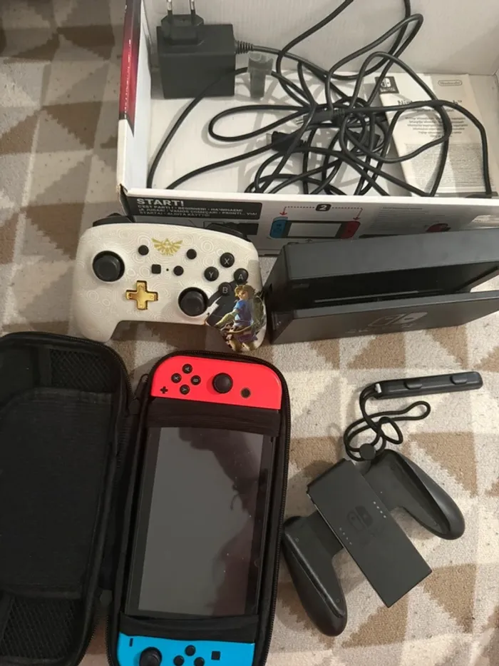 Pack Nintendo Switch V1 (Première Génération) avec de nombreux accessoires et housse de transport. - photo numéro 3