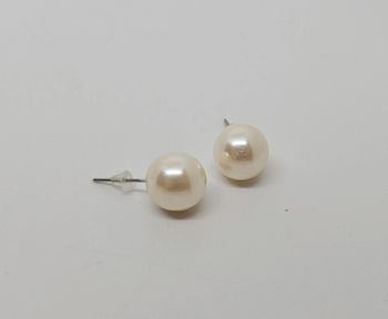 Paire de boucles d'oreilles. Neuve. Grosse boule blanc cassé