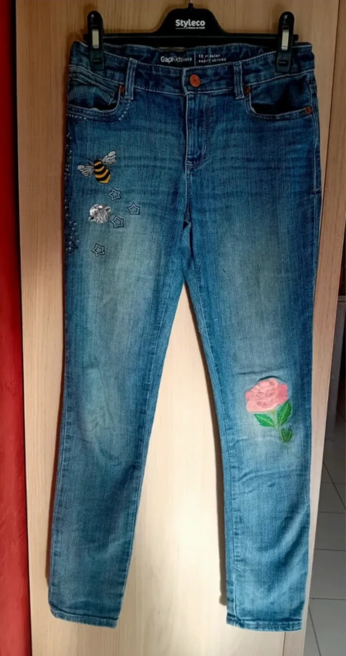 Jean bleu avec broderie 12 ans