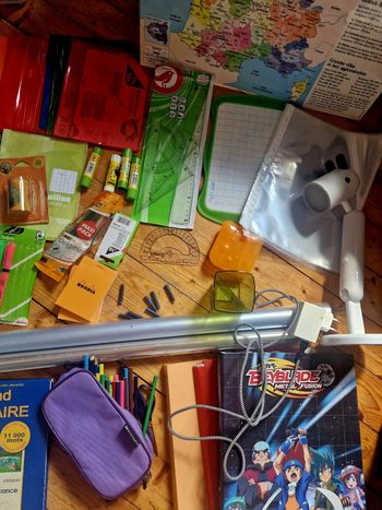Lot fournitures scolaires + cartable + lampe + dictionnaire