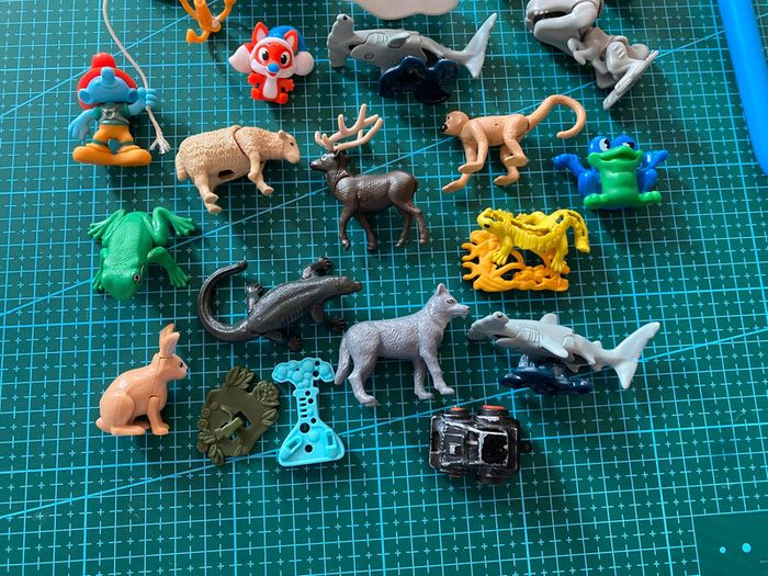 Lot Figurines Kinder - Barbie Schtroumpf Minions Frozen Miraculous - photo numéro 4