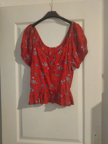 Blouse rouge ,boutonnage devant. Taille 38