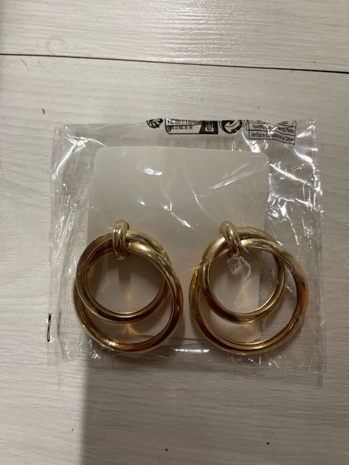 Boucle d’oreille neuve