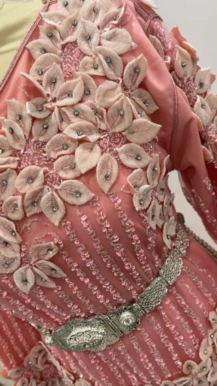 Caftan avec tissu luxueux - photo numéro 2