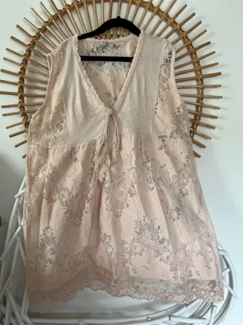 Haut style blouse sans manche dentelle rose