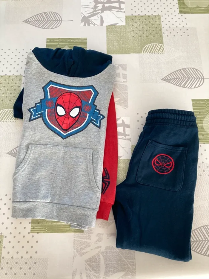 Survêtement spiderman taille 10 ans (140 cm)