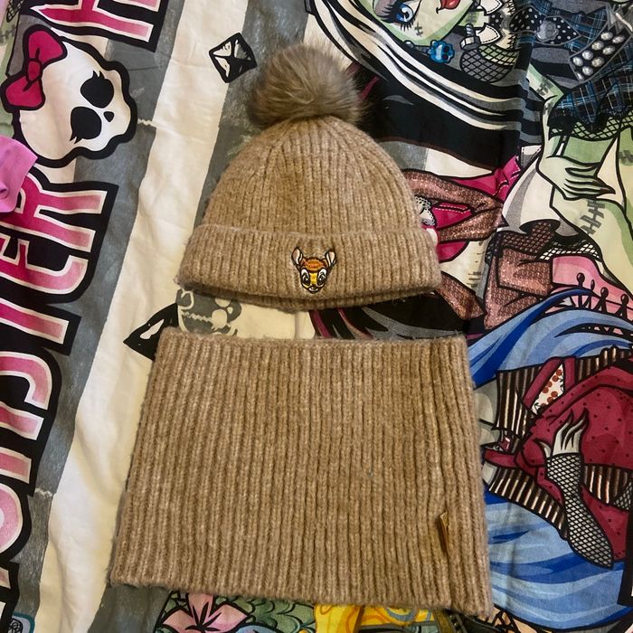 Ensemble, bonnet, cache cou