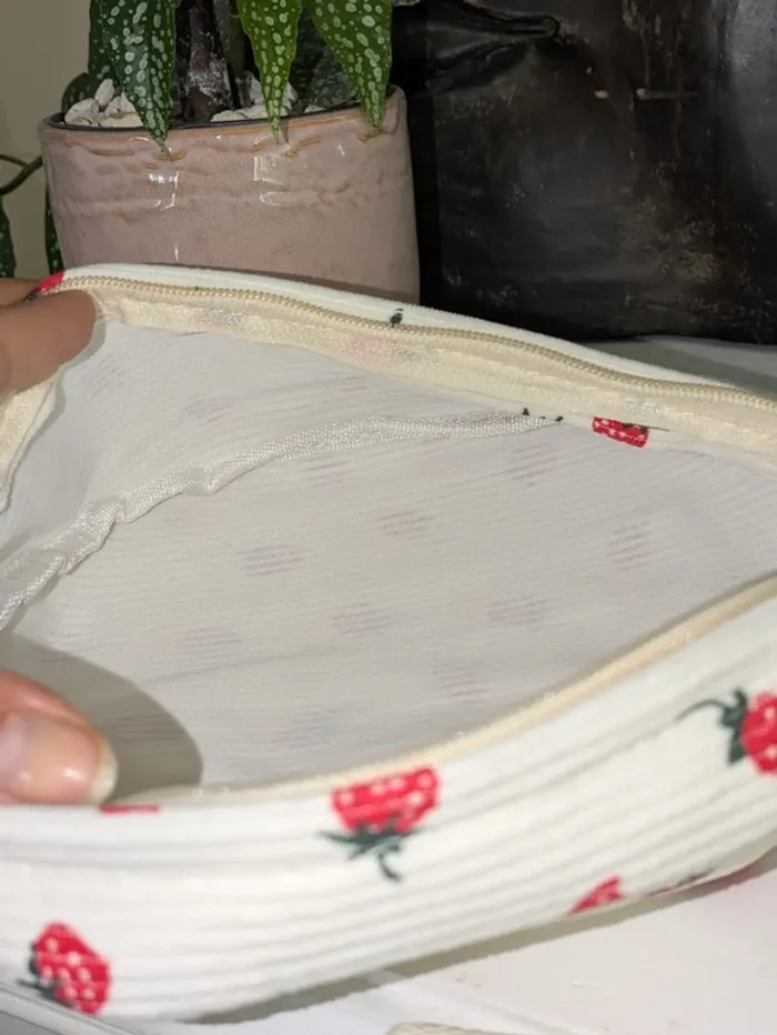 Banane en velours côtelé – motif fraises – stylée & pratique - photo numéro 7