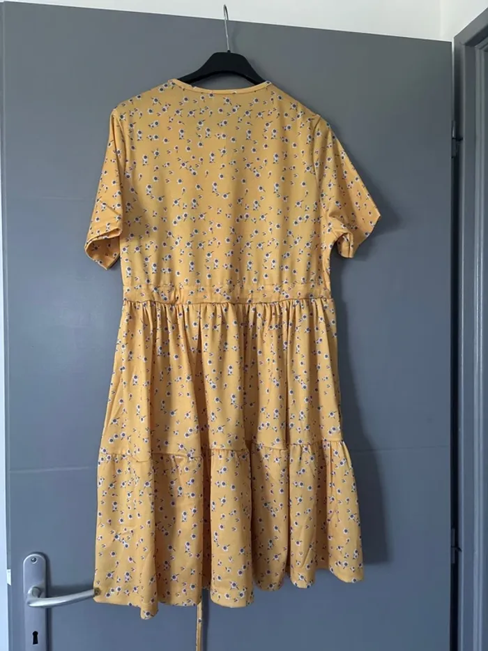 Robe jaune à fleur - photo numéro 4