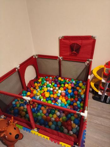 Piscine a balles avec balles