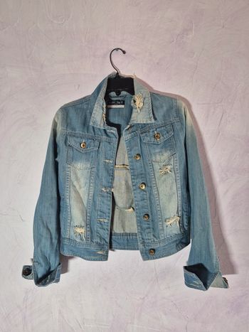 Veste en jean troué et délavé