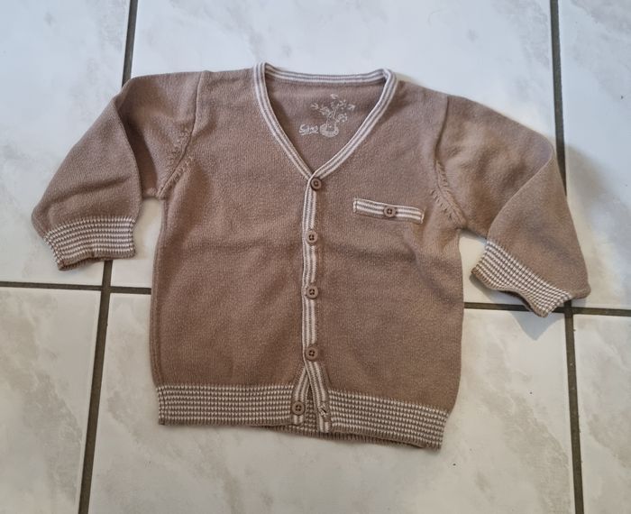 gilet boutonné Marron et blanc garçon taille 3 mois