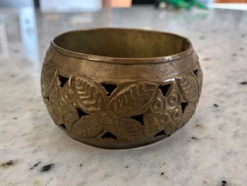 Manchette en métal doré sculpté vintage