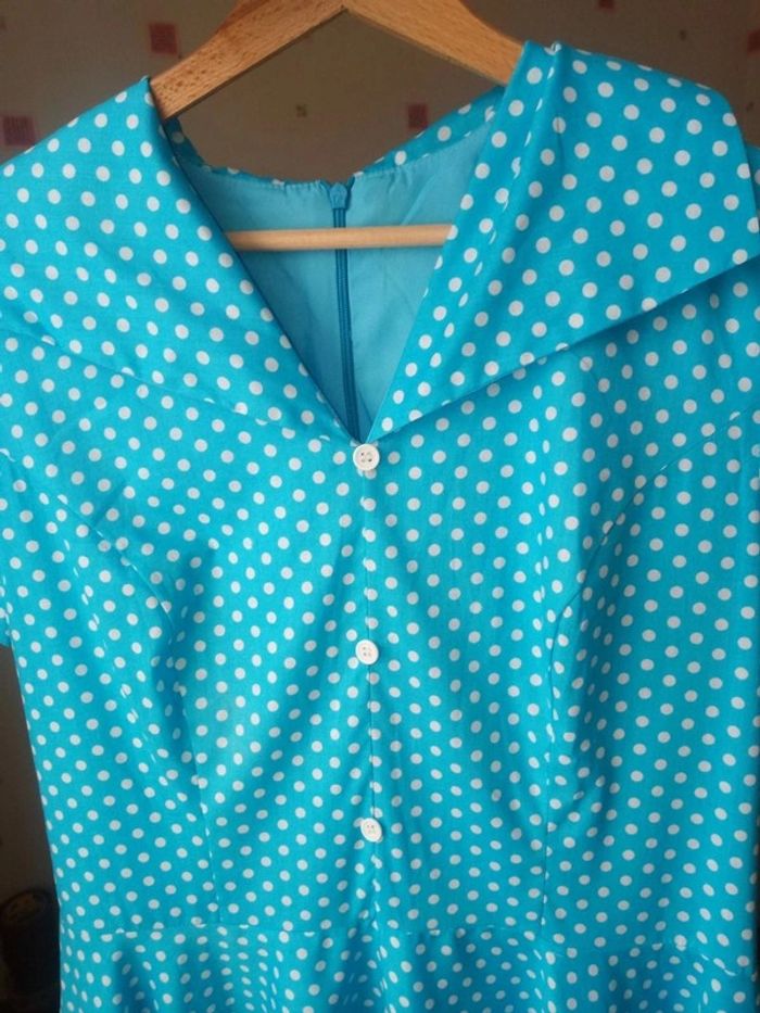 Robe 50's turquoise à pois blancs - photo numéro 2