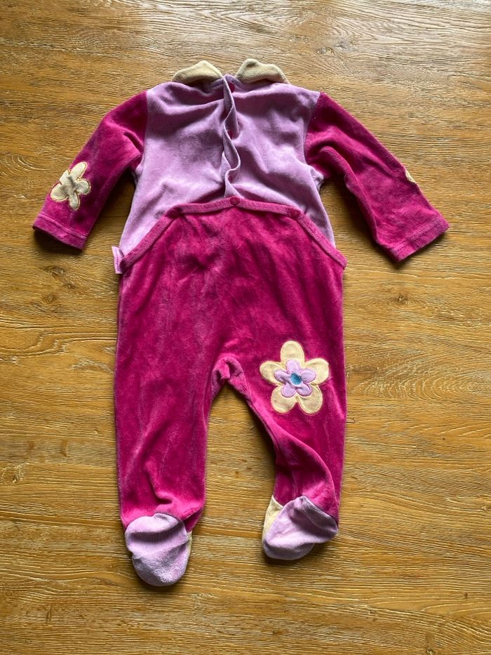 Pyjama grenouillère en velours rose avec motifs chat et fleurs jaunes taille 6 mois - photo numéro 2