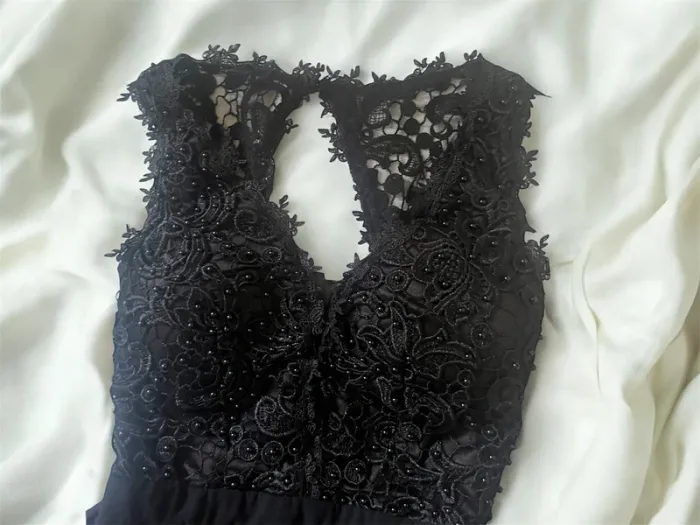 Magnifique robe de soirée noire avec perles et broderies - photo numéro 4