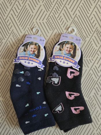 Lot 2 paires de chaussettes neuves antidérapante 21/24