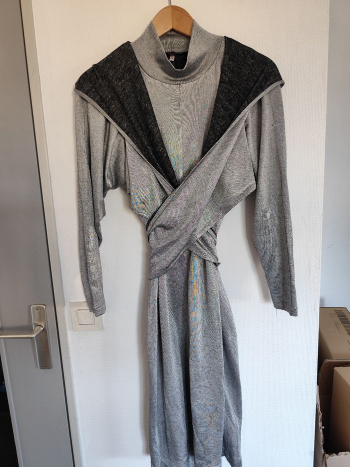 Robe argentée acier modele cache coeur à capuche taille 1