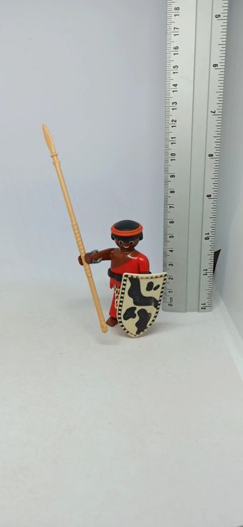 Homme guerrier africain massaï avec lance playmobil