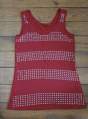 Débardeur rouge à clous argentés