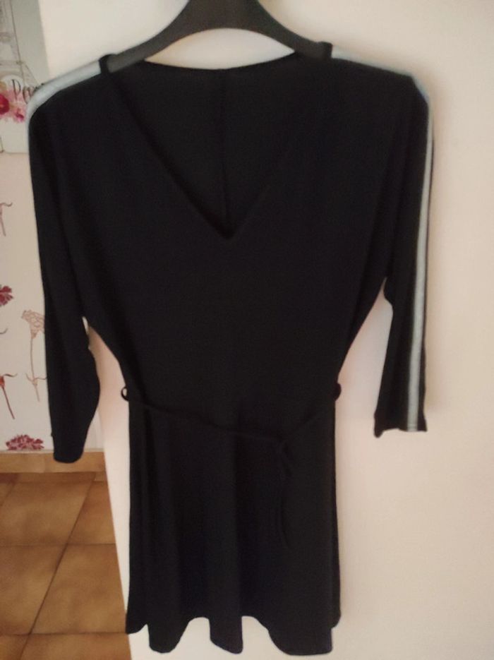 Robe noire avec bande argenté sur les manches