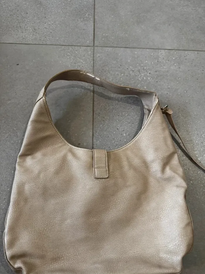Sac porté épaule beige, bon état mais il y a des traces d'usures 38x25cm - photo numéro 4