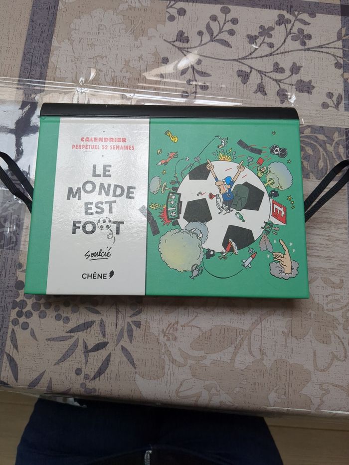 Calendrier perpétuel 52 semaines le monde est foot - photo numéro 1