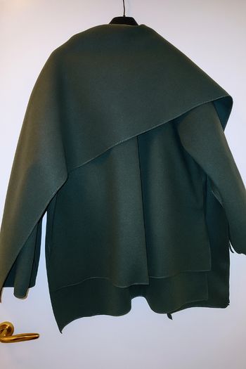 Manteau cape vert forêt avec écharpe intégrée