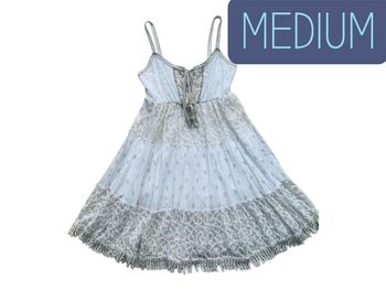 Sublime robe chic avec details dore évasé en dentelle 🍭🍭
