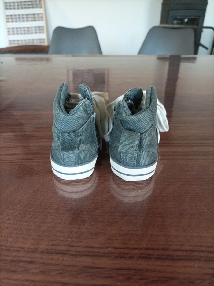 Baskets montantes bébé taille 18 - photo numéro 4
