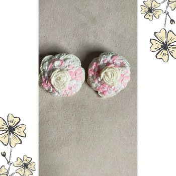 Boucles d’oreilles clip vintage ruban rose & blanc – style fleuri