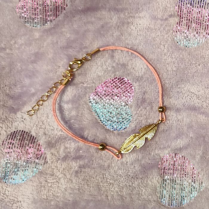 Bracelet rose avec breloque feuille dorée ajustable