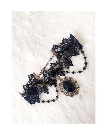 Collier ras-du-cou en dentelle avec cabochon, perles et chaînettes style rétro vintage gothique chic
