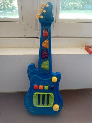 Guitare lumineuse et musicale