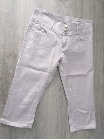 Pantacourt gris clair taille 42