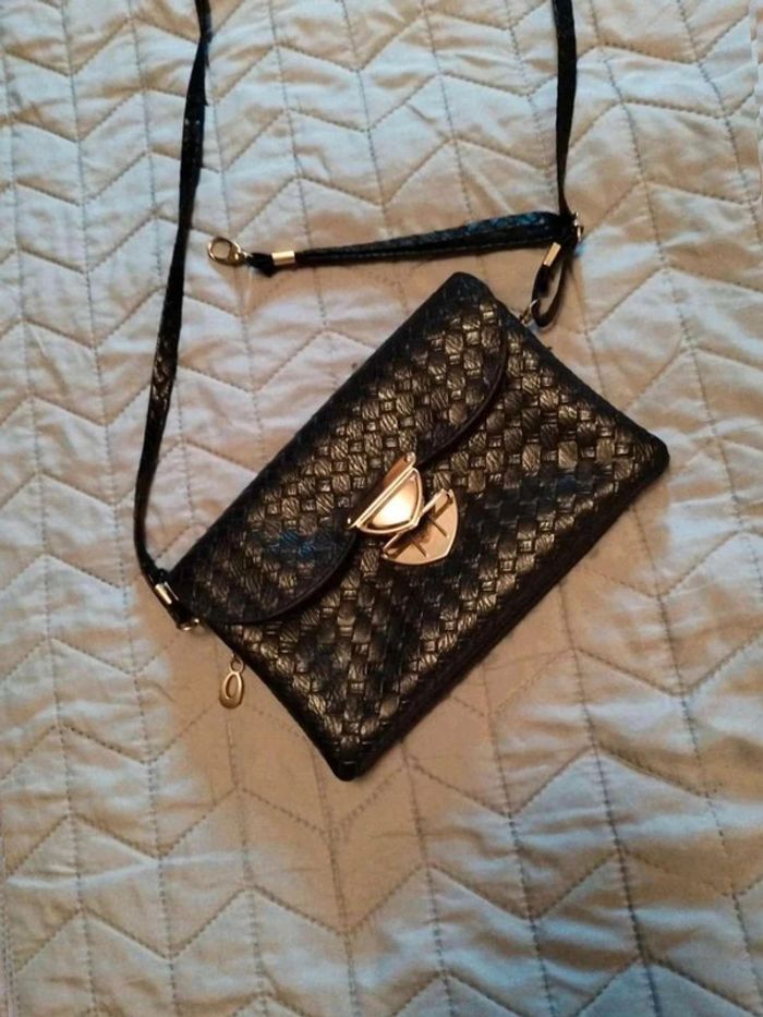 Joli  petit sac , peut  se  porter en  bandoulière  ou  en pochette