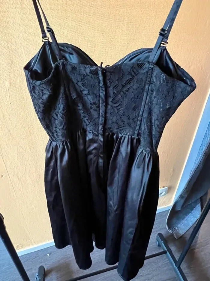 Robe noire bustier avec dentelle h et m T38 - photo numéro 4