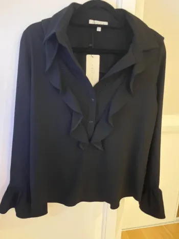 Chemise à manches longues noire avec étiquette