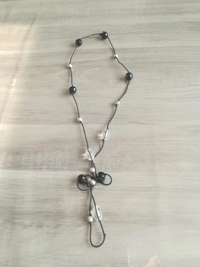 Collier avec perles noires, argentées et transparentes - photo numéro 2