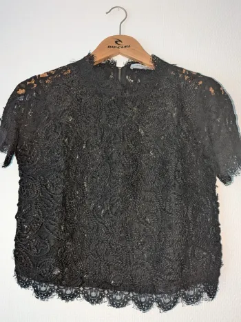 Blouse courte en dentelle et broderie