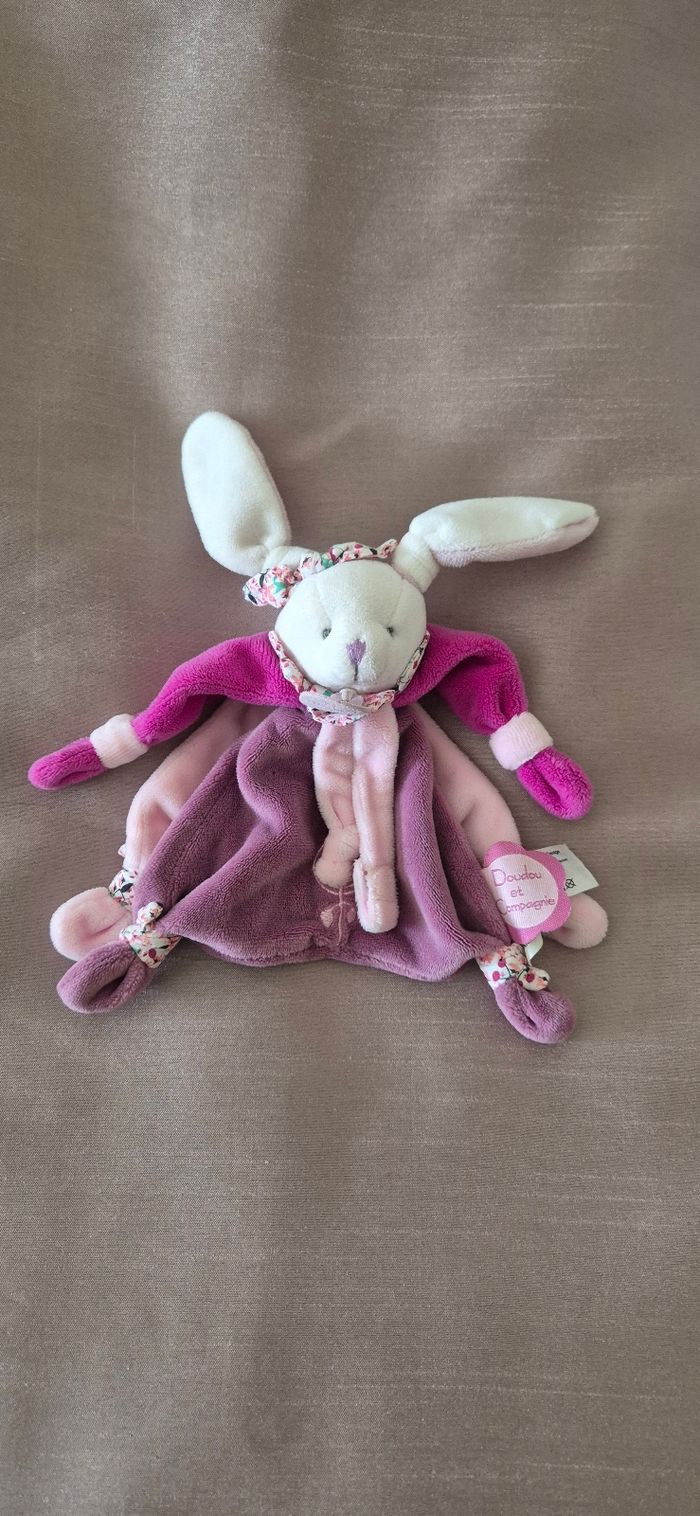 Doudou plat Lapin Cerise attache tétine rose mauve DOUDOU ET COMPAGNIE