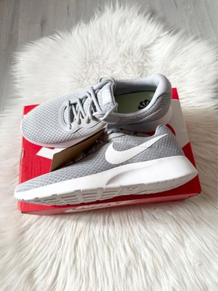 Sneakers Nike Tanjun homme – Taille 44,5 – gris clair – Neuf avec étiquette - photo numéro 13
