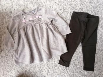 Ensemble Tee-shirt et leggings taille 12 mois