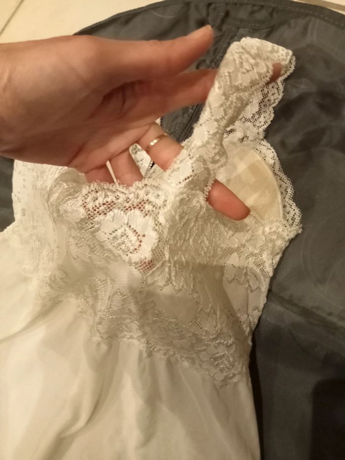 Nuisette à dentelle blanche un peu transparente - photo numéro 4