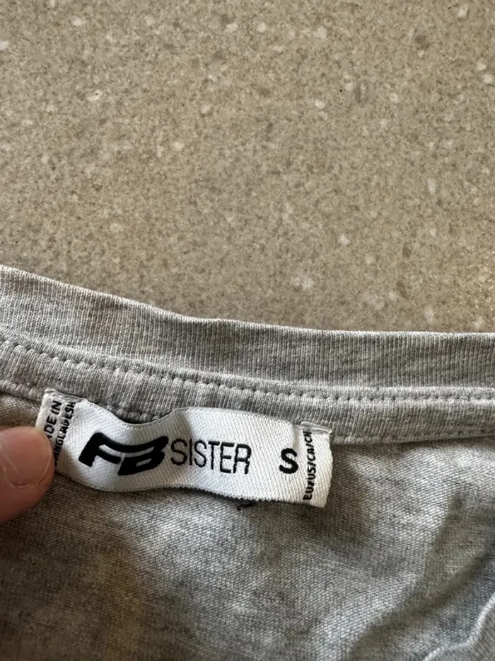 T-shirt gris Fb Sisters, taille S, très bon état - photo numéro 2
